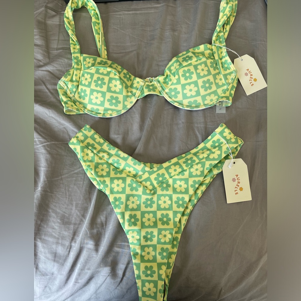 Aurelle, Size Large, Flower Pattern With Greens A… - image 1